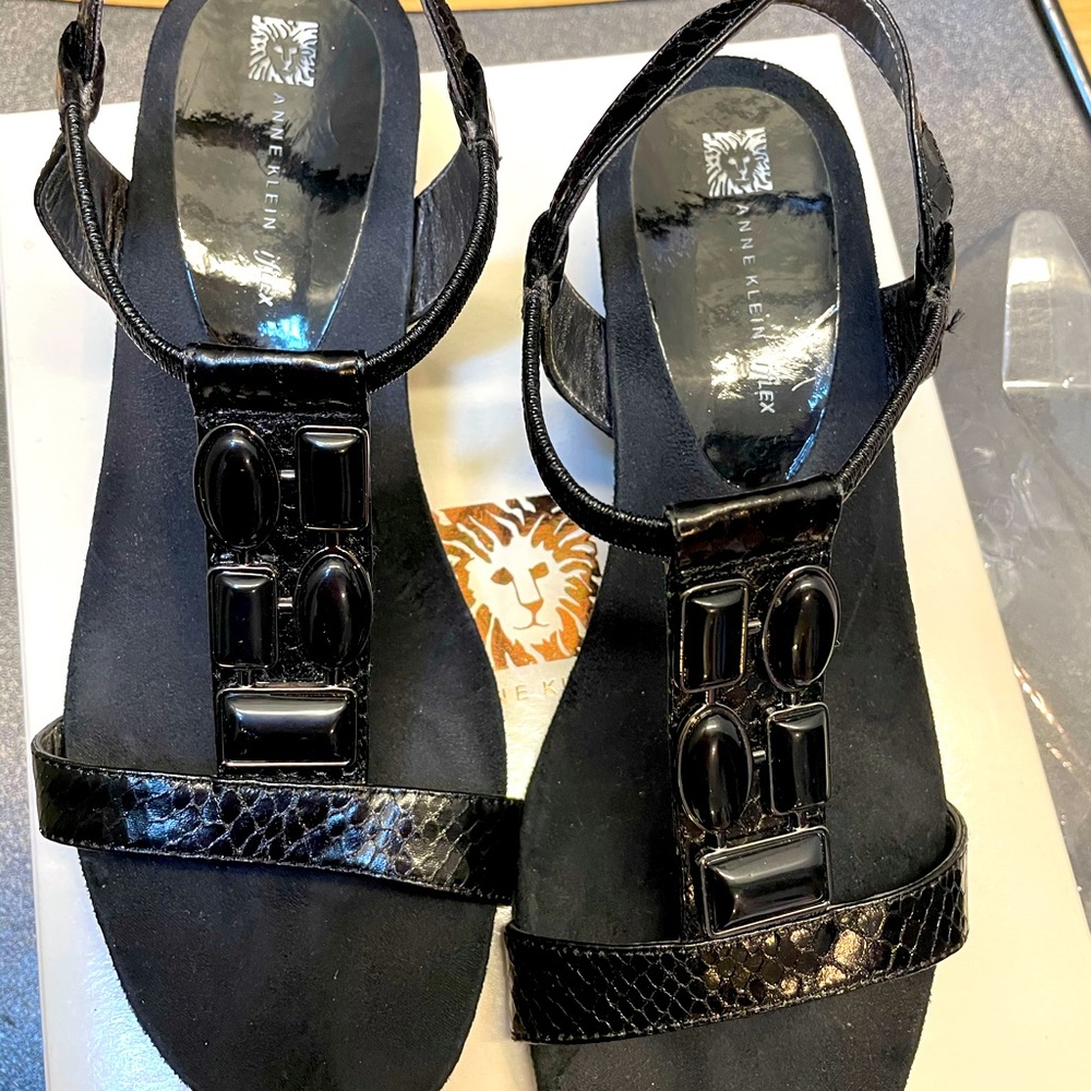 Anne Klein black patent leather scrappy shoes